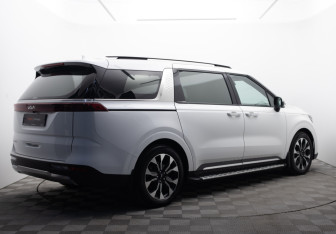 Подержанный автомобиль Kia Carnival 2022 года (5 фото)