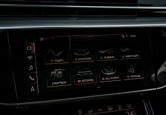 Подержанный автомобиль Audi S8 2020 года (29 фото)