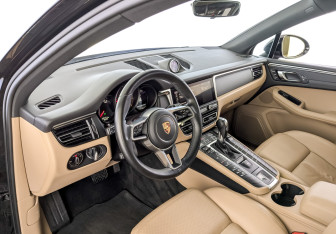 Подержанный автомобиль Porsche Macan 2020 года (16 фото)