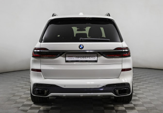 Подержанный автомобиль BMW X7 2022 года (6 фото)