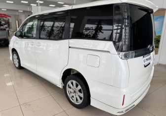 Подержанный автомобиль Toyota Voxy Minivan 2014 года (9 фото)