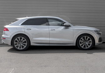 Подержанный автомобиль Audi Q8 2021 года (4 фото)