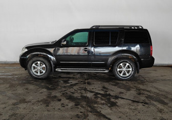 Подержанный автомобиль Nissan Pathfinder 2011 года (8 фото)