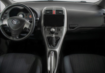 Подержанный автомобиль Toyota Auris Hatchback 2009 года (11 фото)