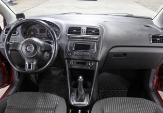 Подержанный автомобиль Volkswagen Polo Sedan 2013 года (14 фото)