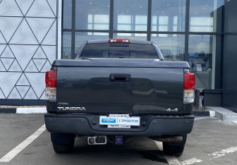 Подержанный автомобиль Toyota Tundra 2010 года (6 фото)