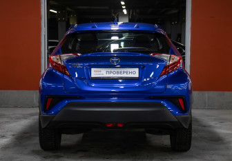 Подержанный автомобиль Toyota C-HR 2019 года (6 фото)