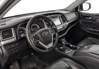 Подержанный автомобиль Toyota Highlander 2015 года (15 фото)