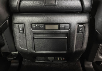 Подержанный автомобиль Nissan Patrol 2012 года (25 фото)