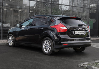 Подержанный автомобиль Ford Focus Hatchback 2011 года (7 фото)
