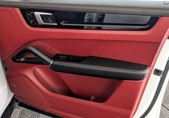 Подержанный автомобиль Porsche Cayenne 2018 года (25 фото)