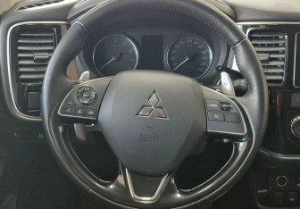 Подержанный автомобиль Mitsubishi Outlander 2018 года (11 фото)