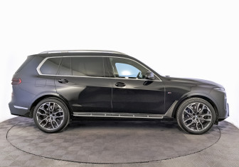 Подержанный автомобиль BMW X7 2025 года (4 фото)