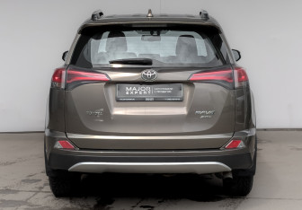 Подержанный автомобиль Toyota RAV4 2016 года (6 фото)