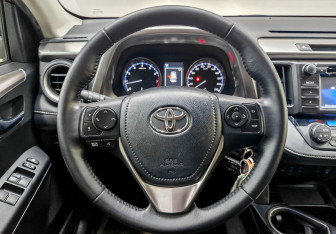 Подержанный автомобиль Toyota RAV4 2015 года (21 фото)