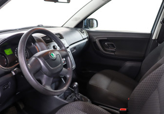 Подержанный автомобиль Skoda Fabia Hatchback 2011 года (13 фото)