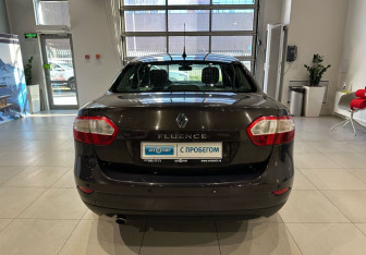 Подержанный автомобиль Renault Fluence 2012 года (5 фото)