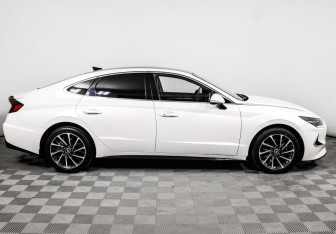 Подержанный автомобиль Hyundai Sonata 2022 года (4 фото)