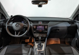 Подержанный автомобиль Skoda Octavia Liftback 2019 года (14 фото)