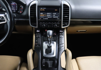 Подержанный автомобиль Porsche Cayenne 2014 года (17 фото)