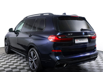 Подержанный автомобиль BMW X7 2021 года (7 фото)