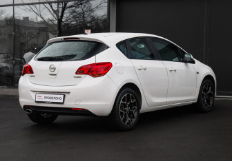 Подержанный автомобиль Opel Astra Hatchback 2011 года (4 фото)