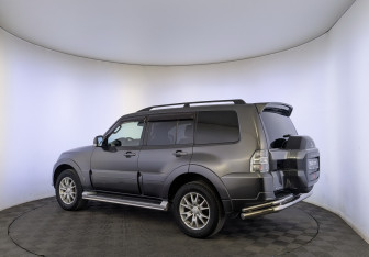 Подержанный автомобиль Mitsubishi Pajero 2017 года (7 фото)