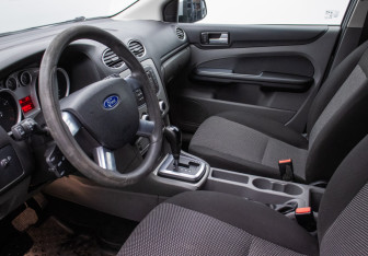 Подержанный автомобиль Ford Focus Hatchback 2010 года (10 фото)