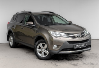 Подержанный автомобиль Toyota RAV4 2014 года (3 фото)