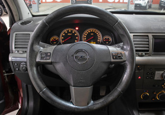 Подержанный автомобиль Opel Vectra Sedan 2006 года (16 фото)