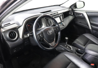 Подержанный автомобиль Toyota RAV4 2014 года (9 фото)