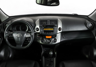 Подержанный автомобиль Toyota RAV4 2011 года (17 фото)