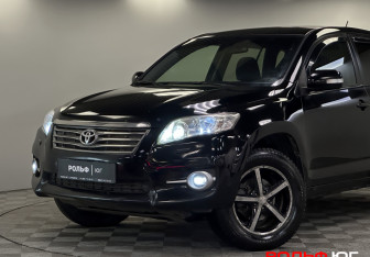 Подержанный автомобиль Toyota RAV4 2011 года (18 фото)