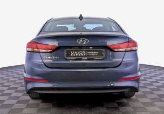 Подержанный автомобиль Hyundai Elantra Sedan 2017 года (6 фото)