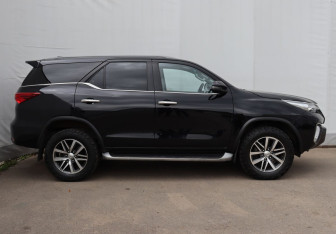 Подержанный автомобиль Toyota Fortuner 2018 года (7 фото)