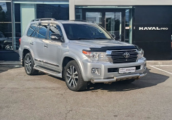 Подержанный автомобиль Toyota Land Cruiser Suv 2015 года (3 фото)