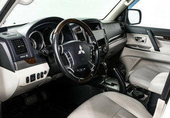 Подержанный автомобиль Mitsubishi Pajero 2019 года (7 фото)