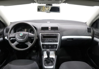 Подержанный автомобиль Skoda Octavia Liftback 2011 года (11 фото)