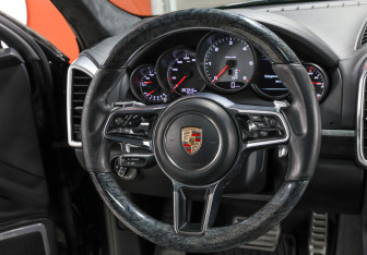 Подержанный автомобиль Porsche Cayenne 2015 года (17 фото)