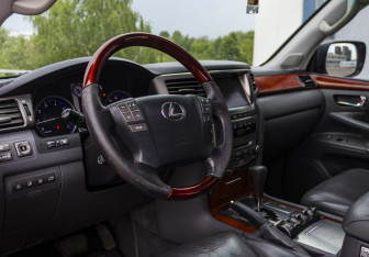 Подержанный автомобиль Lexus LX 2008 года (8 фото)