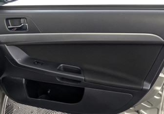 Подержанный автомобиль Mitsubishi Lancer Sedan 2010 года (25 фото)