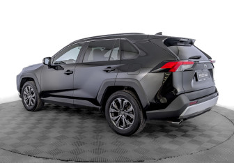Подержанный автомобиль Toyota RAV4 2025 года (7 фото)