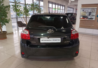 Подержанный автомобиль Toyota Auris Hatchback 2011 года (6 фото)