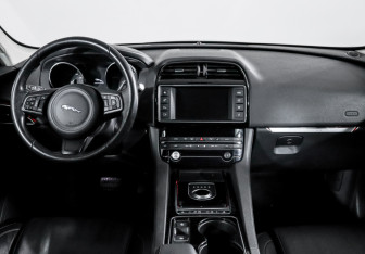 Подержанный автомобиль Jaguar F-Pace 2017 года (12 фото)