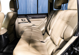 Подержанный автомобиль Mitsubishi Pajero 2017 года (14 фото)