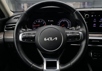Подержанный автомобиль Kia K5 2022 года (14 фото)