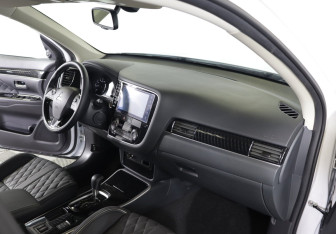 Подержанный автомобиль Mitsubishi Outlander 2022 года (7 фото)