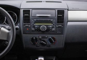 Подержанный автомобиль Nissan Tiida Hatchback 2011 года (14 фото)