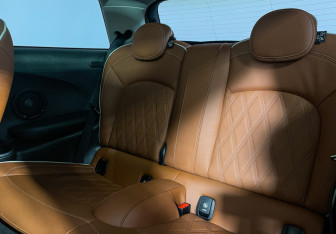 Подержанный автомобиль MINI Hatch 2024 года (10 фото)