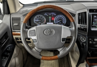 Подержанный автомобиль Toyota Land Cruiser Suv 2012 года (21 фото)